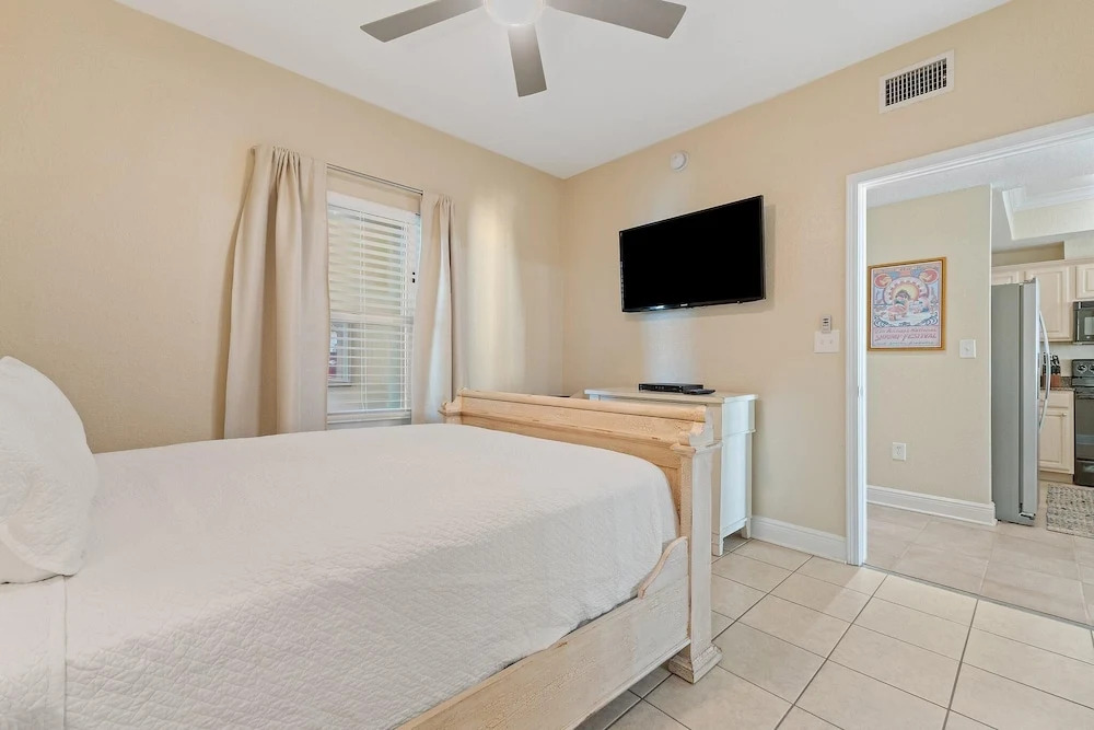 Crystal Shores West 902
