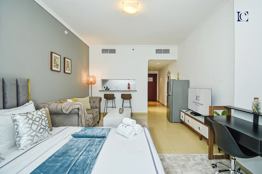 Silver - Modern Studio with lake view