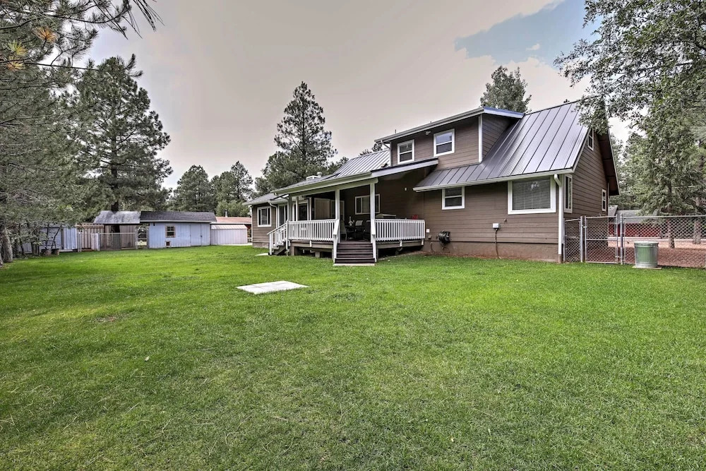 Game Room, Yard, Deck & Fireplace: Lakeside Home