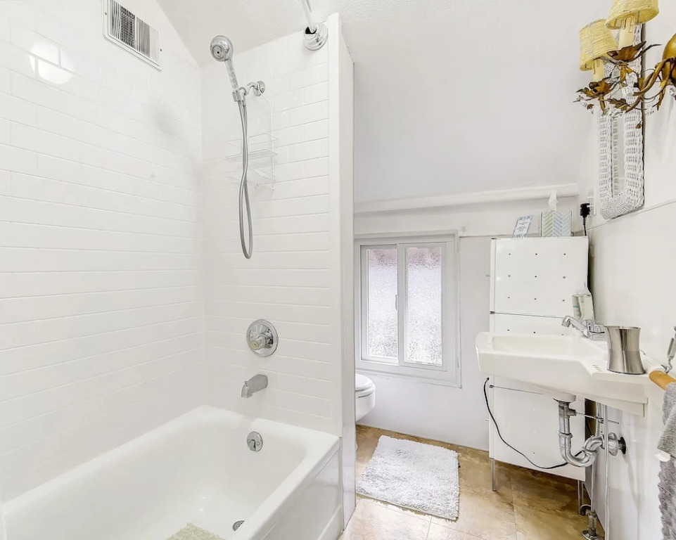 Darling Detached Villa in Heart of Cap Hill
