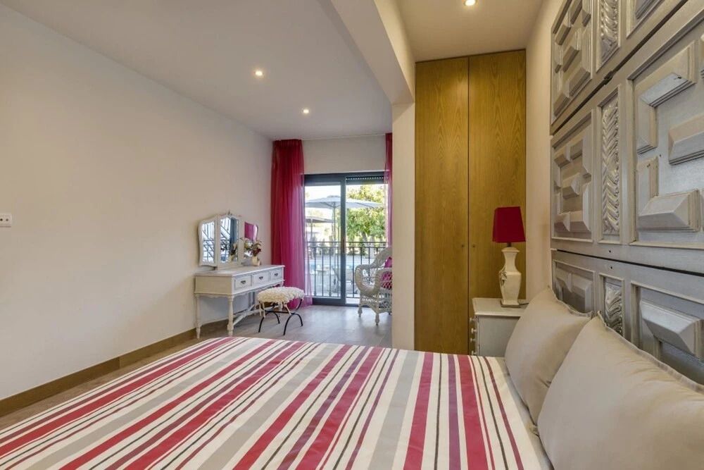 Villa With 2 Bedrooms in Quelfes, With Wonderful sea View, Pool Access