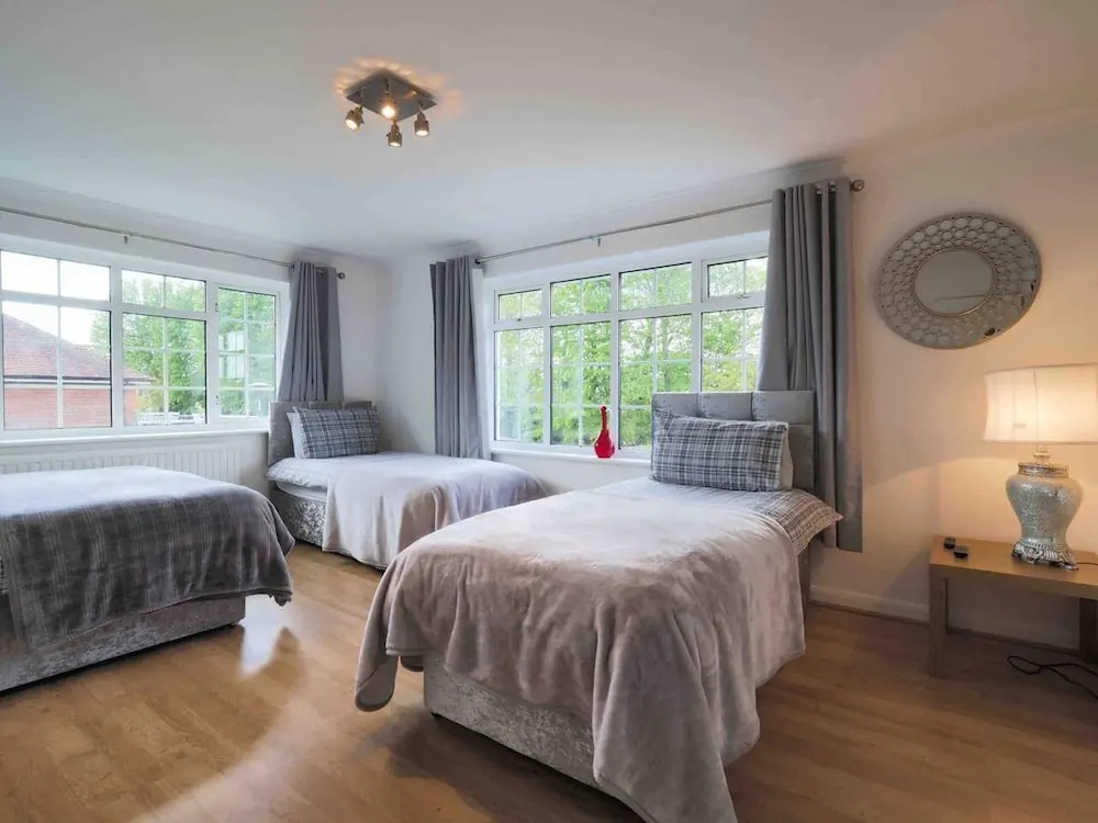 Inviting 7-bed House With sea Views in Hythe