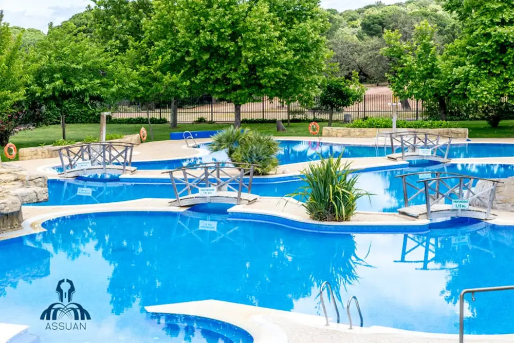 LAS CABAÑAS DEL LAGO más pase piscina las 2 columnas Del 1 junio 2026 al 30 agosto 2026