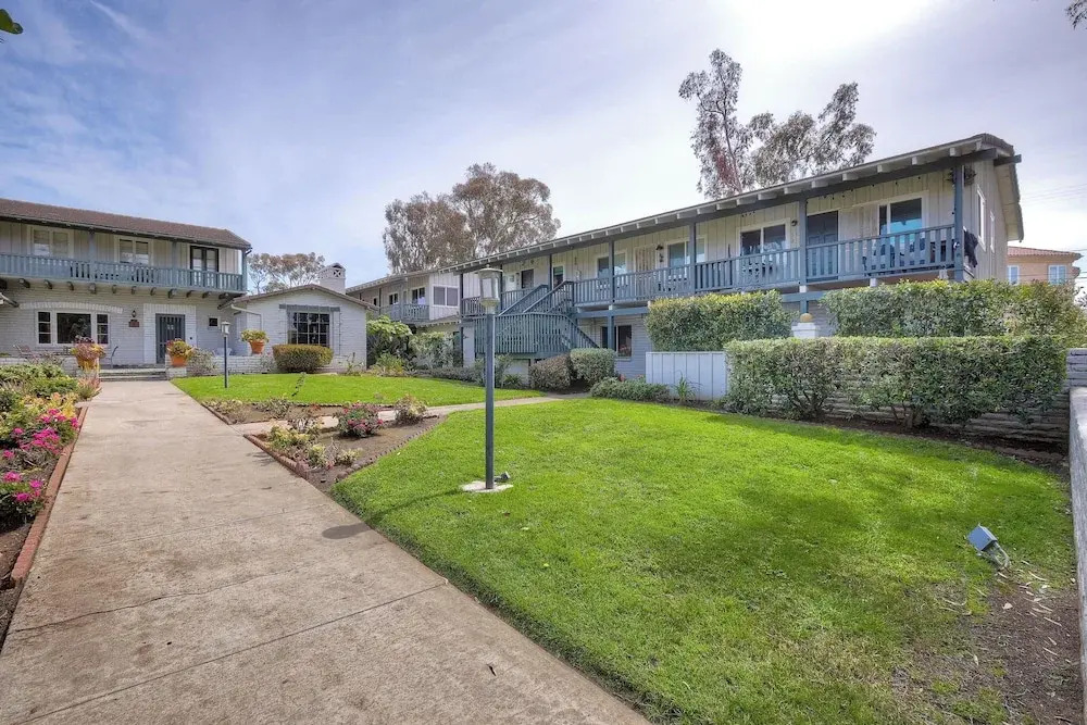 3080 Lincoln - Unit 24