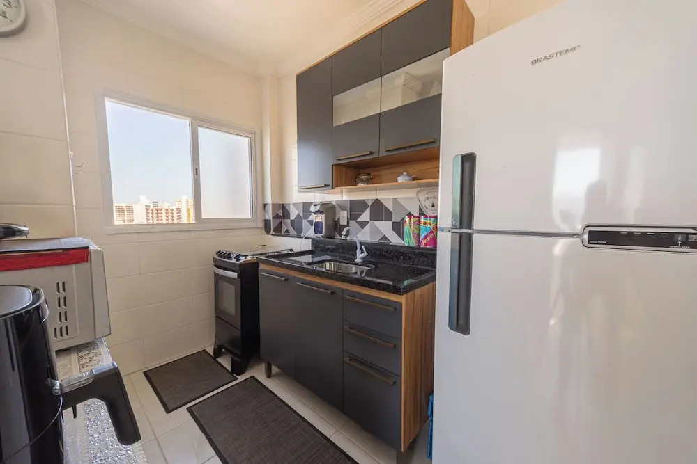 Apto com Ar e 2 Dorm na Vila Mirim Perto da Praia