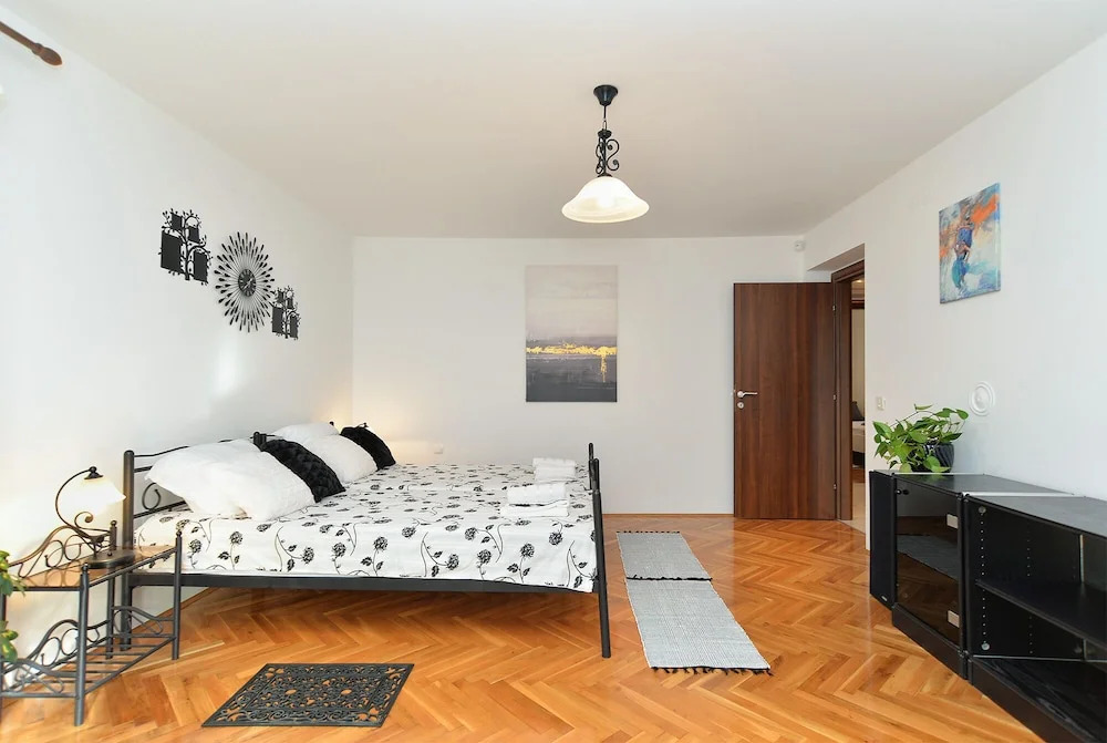 Apartment 1986