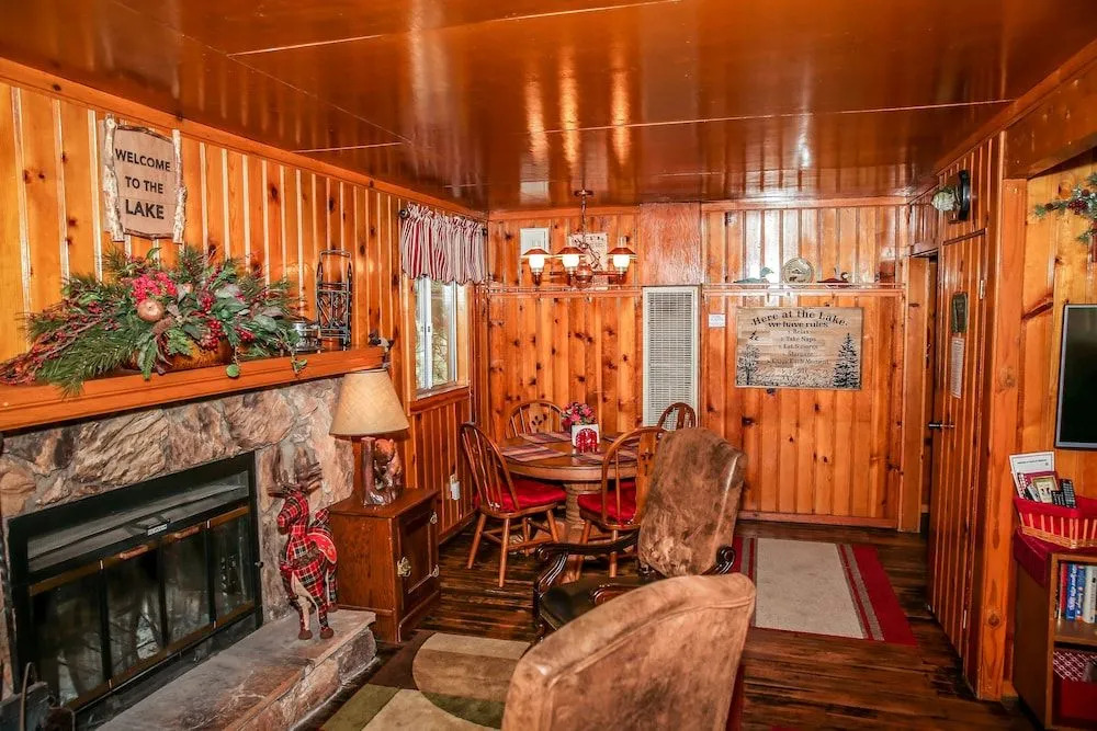 Cinnamon Bear - 2 Br cabin by RedAwning