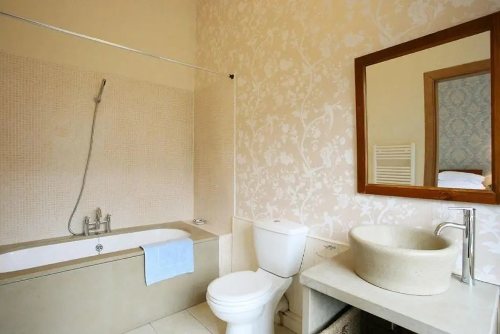 297 - Charming, spacious 2 bedroom apartment in the center of Edinburgh's Old Town