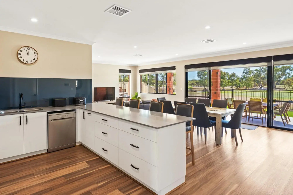 The Links - fairway views, walk to town, air-con