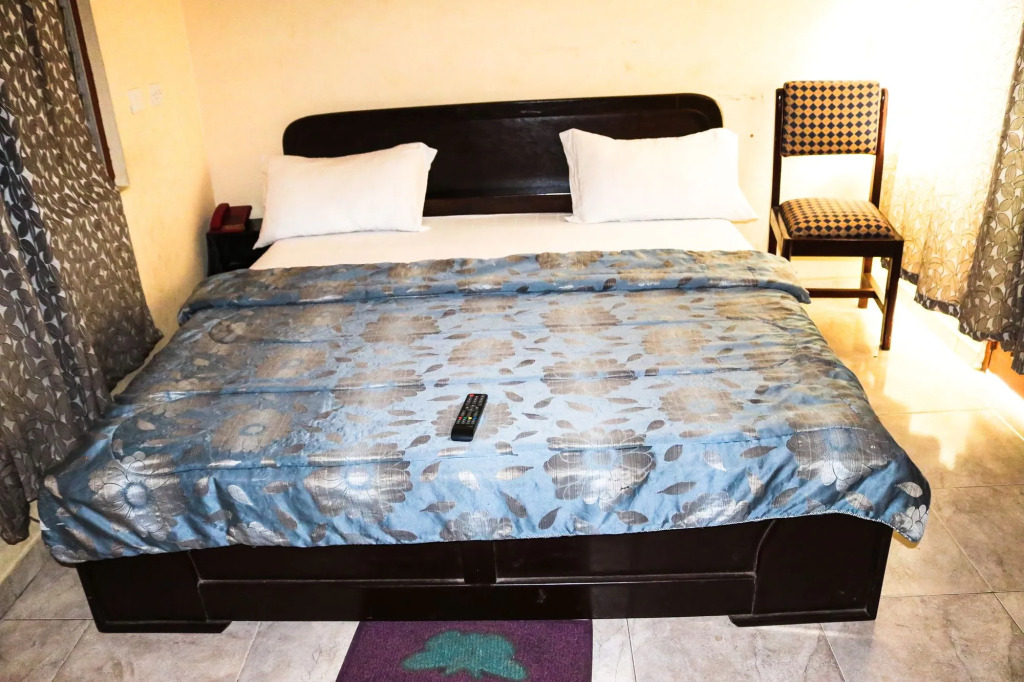 Vis-A-Vis Hotel