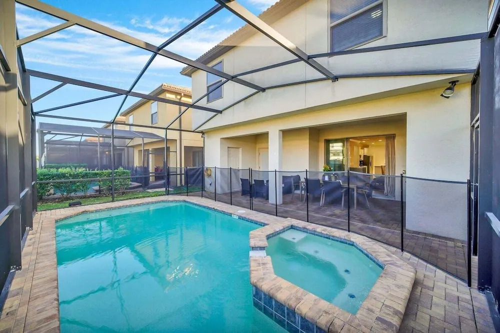 Glamorous Home, Private Pool Sleeps 14 Ww103