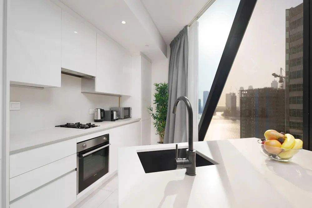 Maison Privee - Sleek and Sunny Apt in Business Bay w/ Canal Views