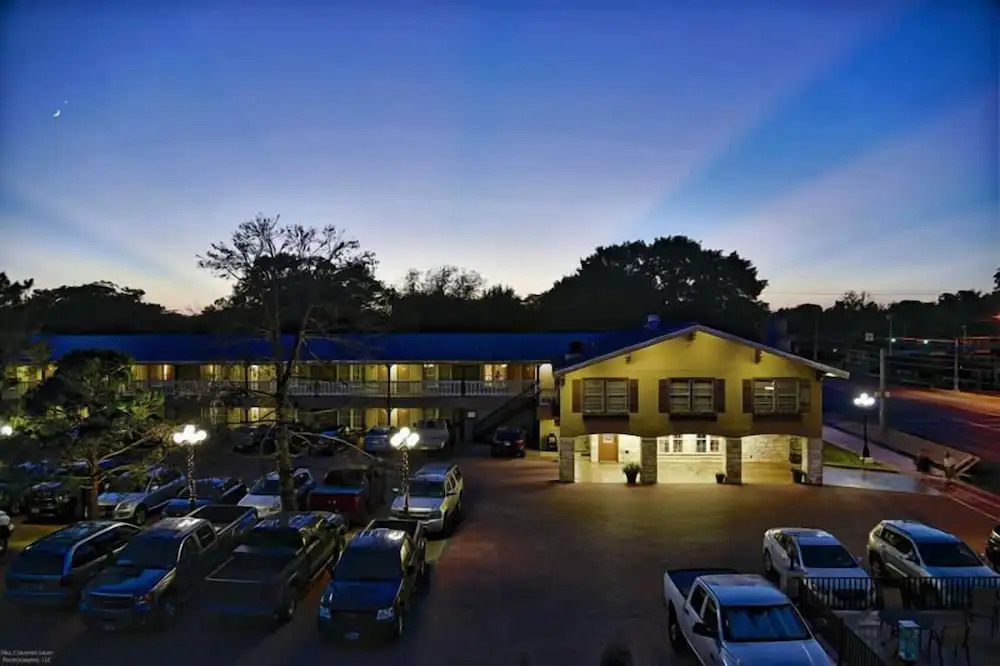 Sunday House Inn and Suites