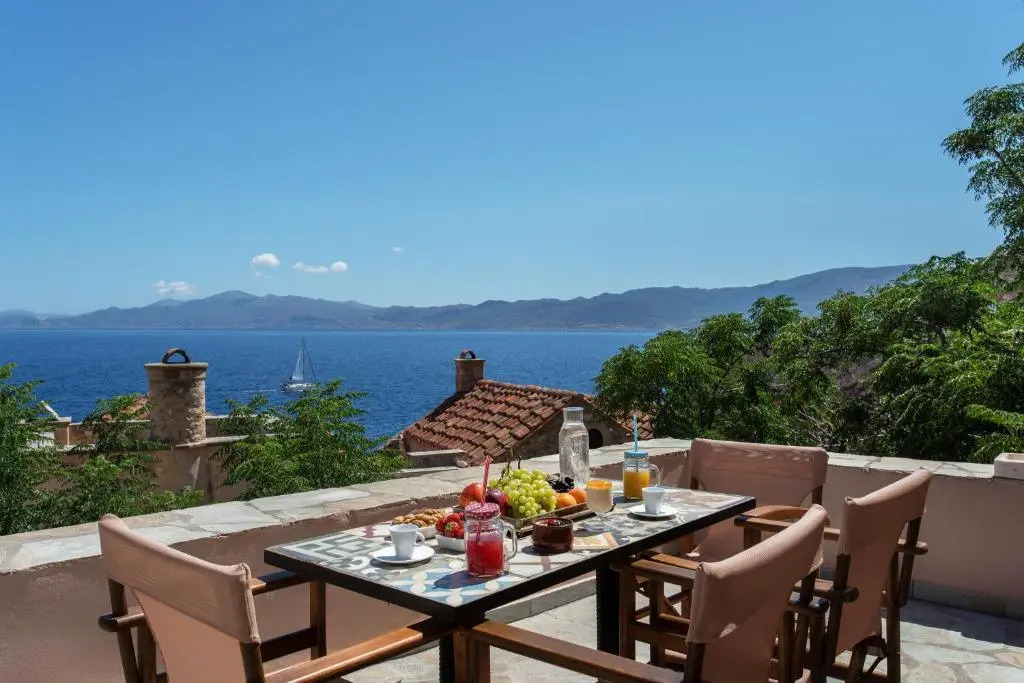 Myrsinis Castle House - Comfortable Residence with Large Balcony & Sea View