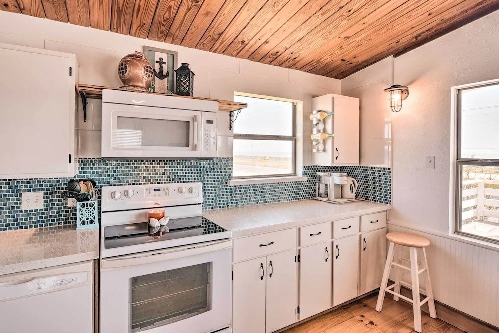 Gulf Coast Views! Coastal Winter Gem in Galveston