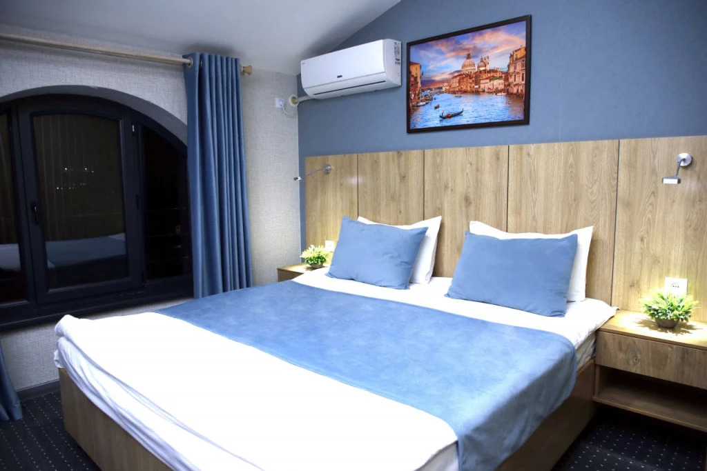 APPLE hotel