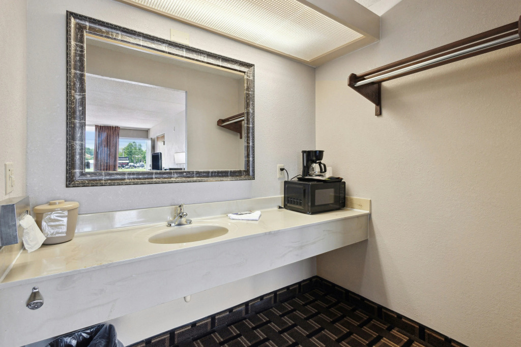 Relax inn by OYO Greeneville Near Hwy US-321