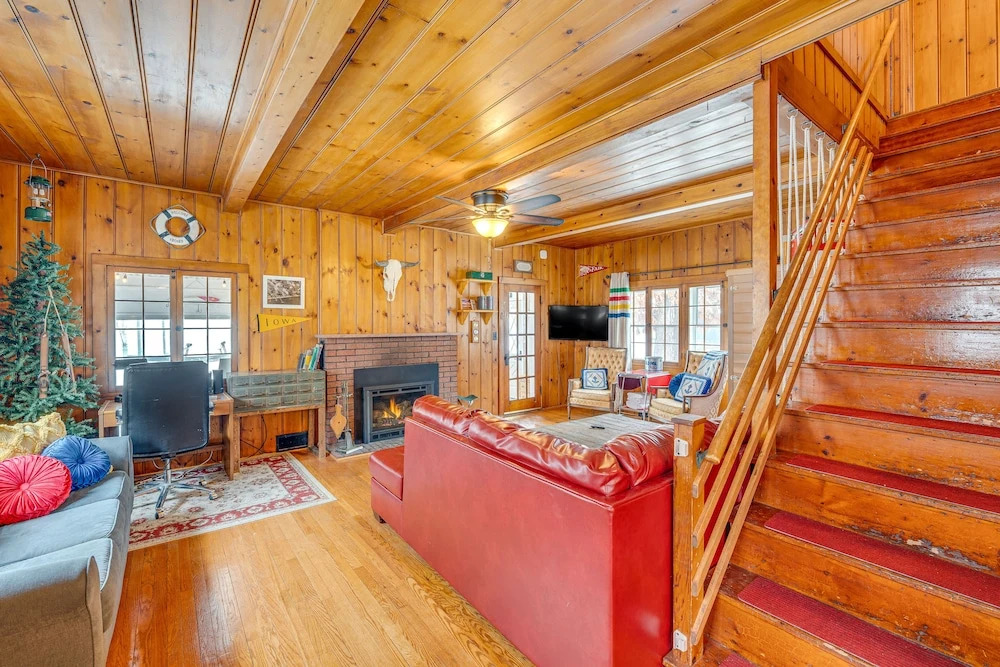 Family-friendly Lake Waubesa Home: Boat + Swim!