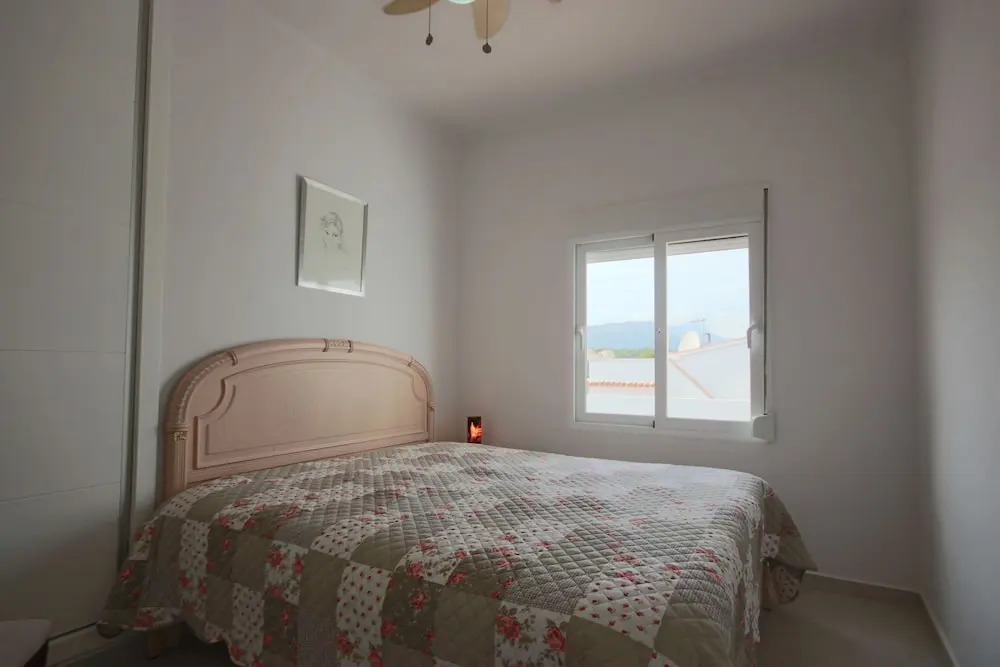 Private Family Retreat With Pool Short Walk to the Sea