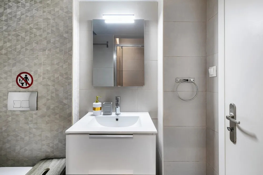 City Vibes - 2-BR Apt. with Backyard in kolonaki