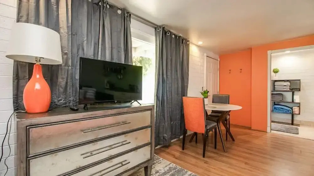 Bright & Cozy Mid Town Zen Yard Studio!