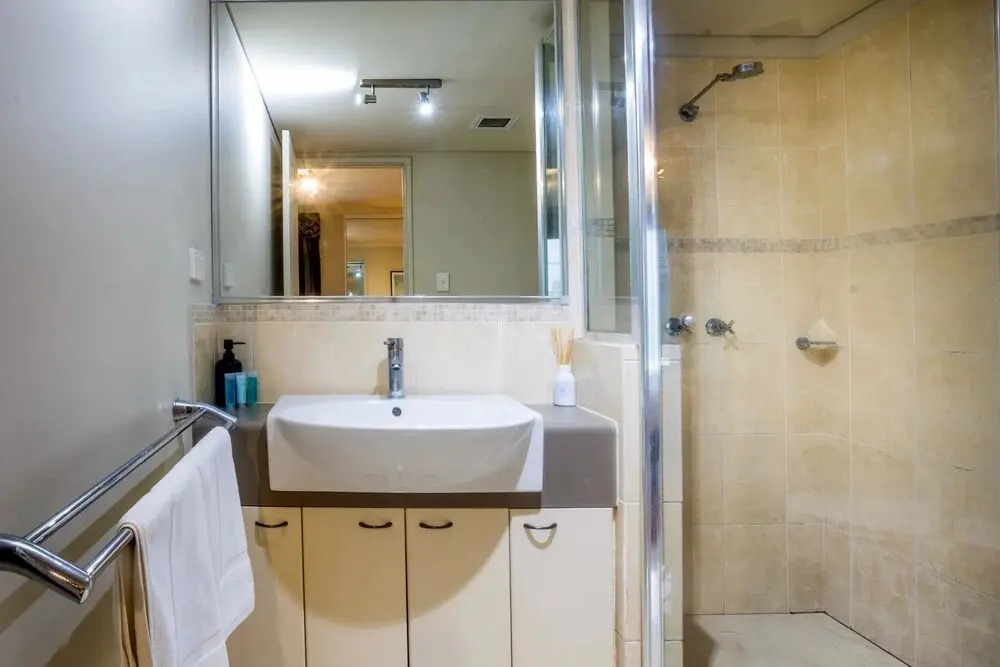 Roomy & Light-filled Apartment, Central Location