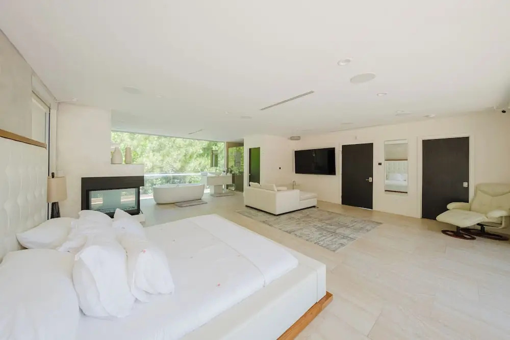 Zen Estate - Luxurious 5BR Beverly Hills Sanctuary With Pool & Canyon Views