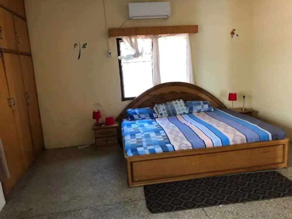 3 Bed House Sleeps 6 - Parking, Wifi, Generator