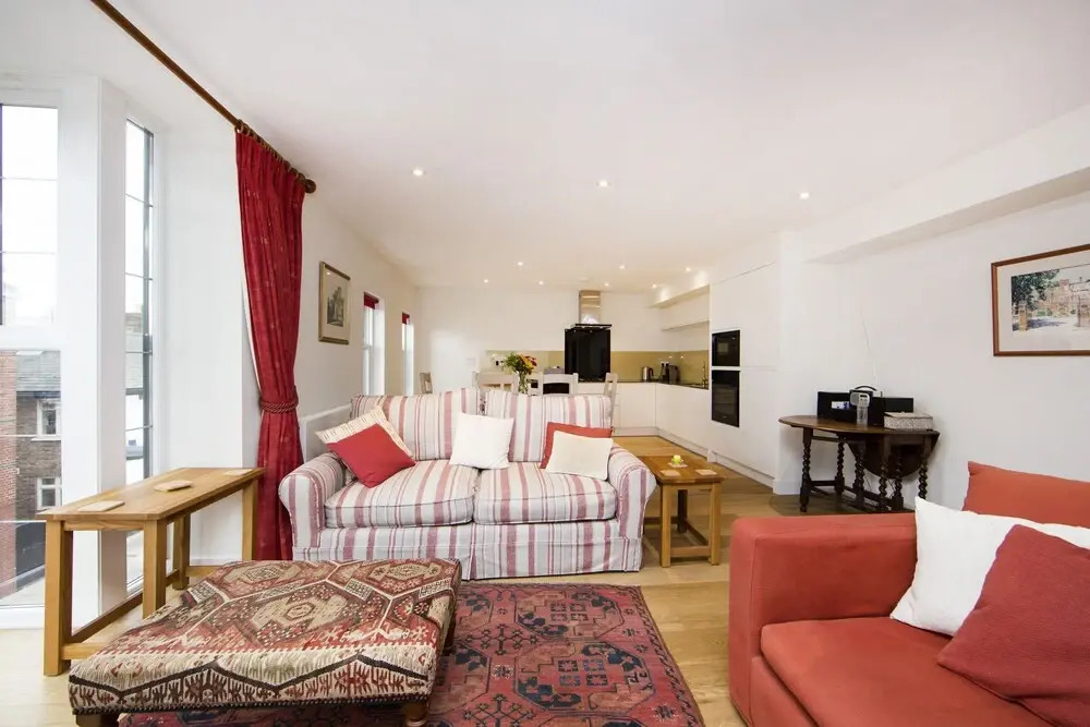 Up-market one Bedroom Apartment Just Minutes From the River Thames. Broughton rd