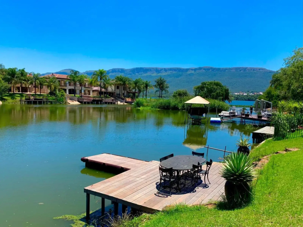 Westlake Waterfront Villa - Entire Villa