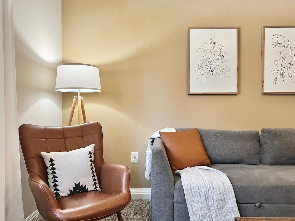 Relaxing 2-br Apt With Pool Hot Tub Gym and Basketball Court Access
