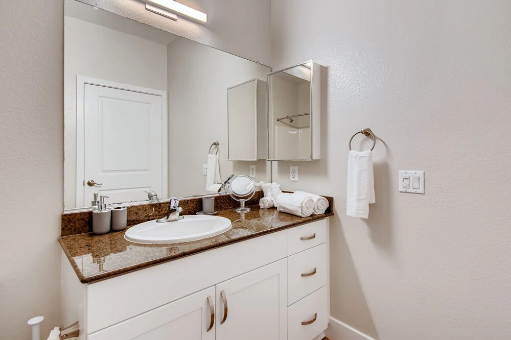 (70% off) - San Diego Top Location Work Or Fun 2BR/2.5 Bath - Pool, Gym, & Free Parking (FV10)