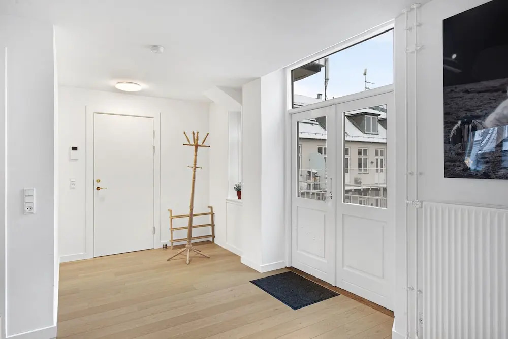 Sanders Monarch - Nice 1-bdr Apt With Balconies