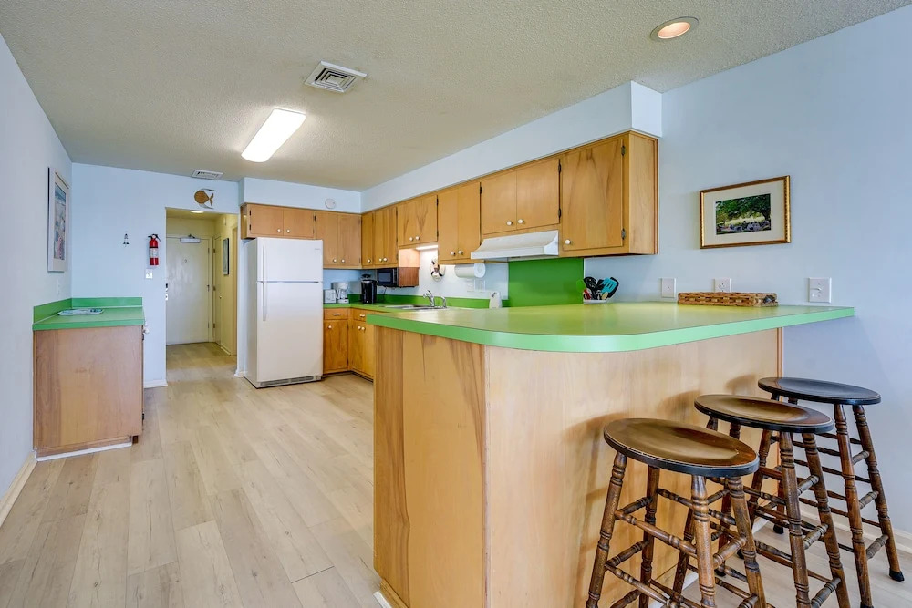 Ocean-view Condo: Walk to Windy Hill Beach!