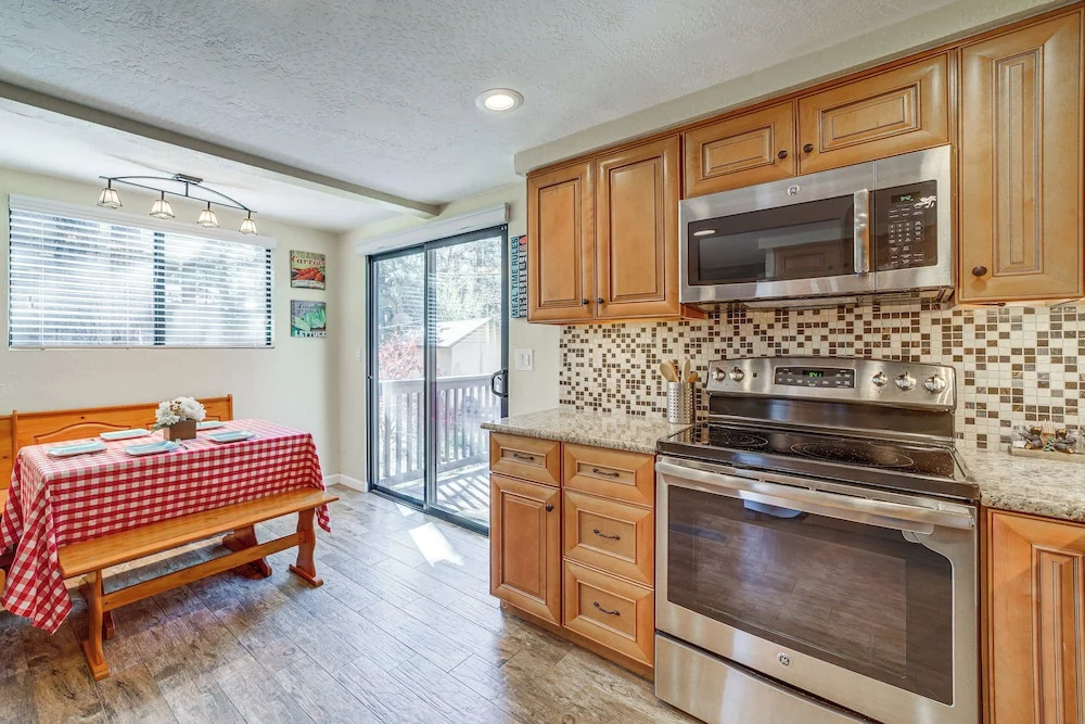 Spacious Yard & Deck! Great Space in Munds Park