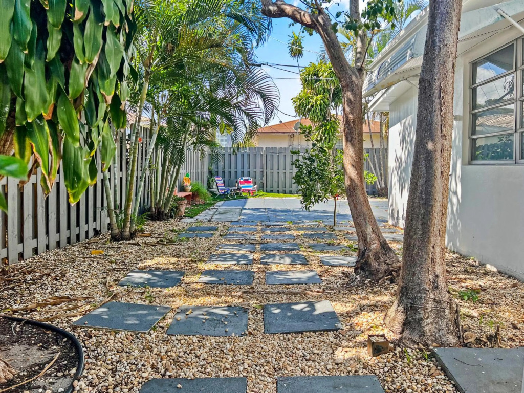 Tropical 2-Bedroom Apartment in Key West-like Home