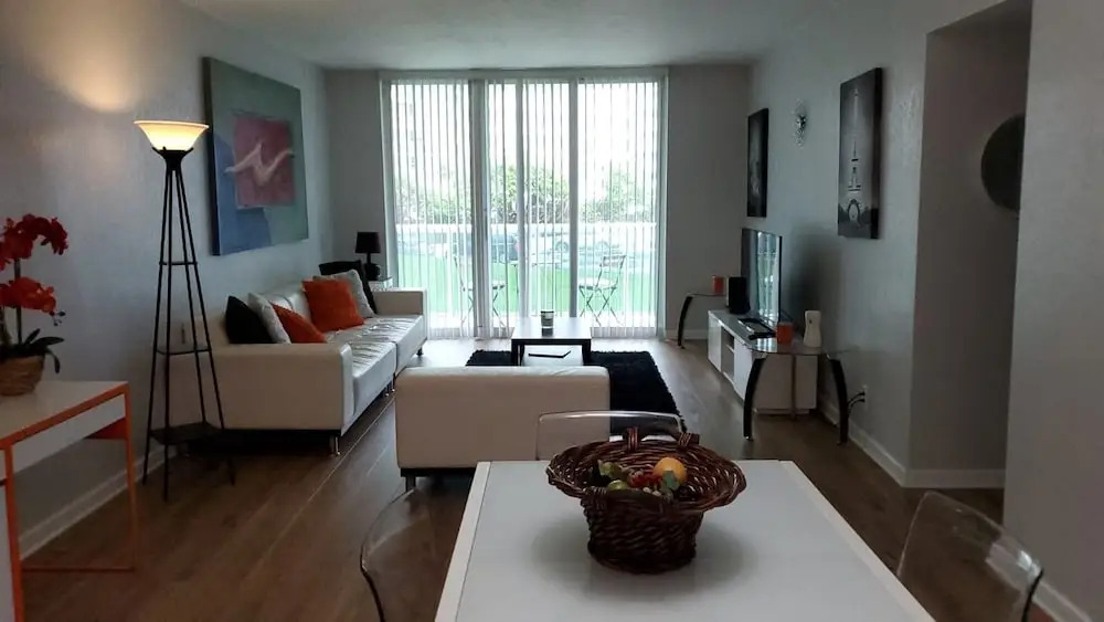 3801 Hollywood - 2Z - 1 Br Apts