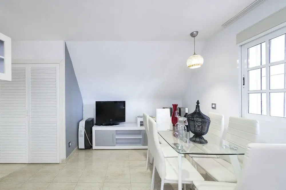 Sunny Coastal Retreat for 4