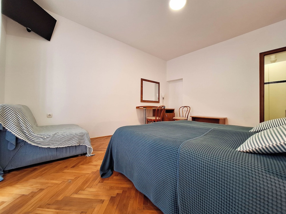 Apartment and Rooms Katunar