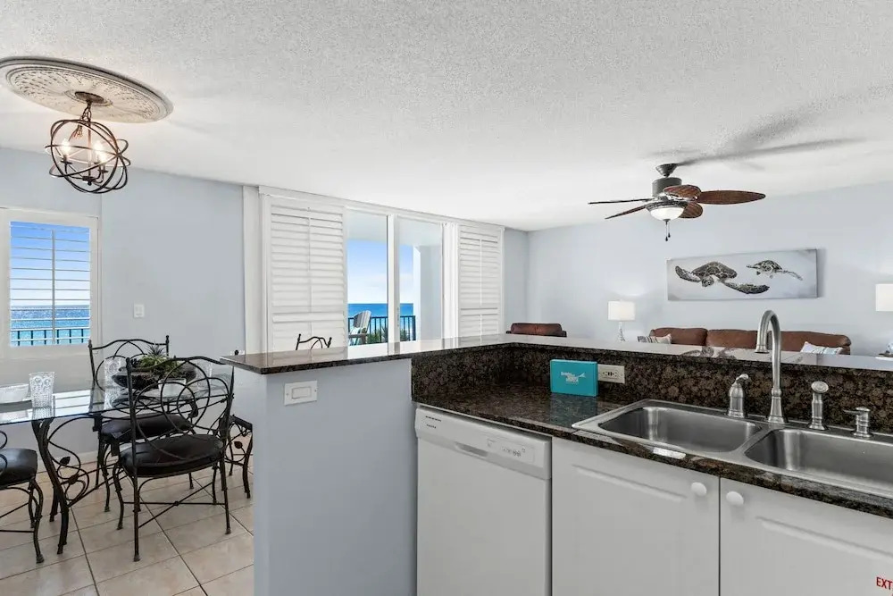 Dune Pointe 201: DON'T MISS OUT! AMAZING BEACH CONDO FREE BEACH SERVICE &more