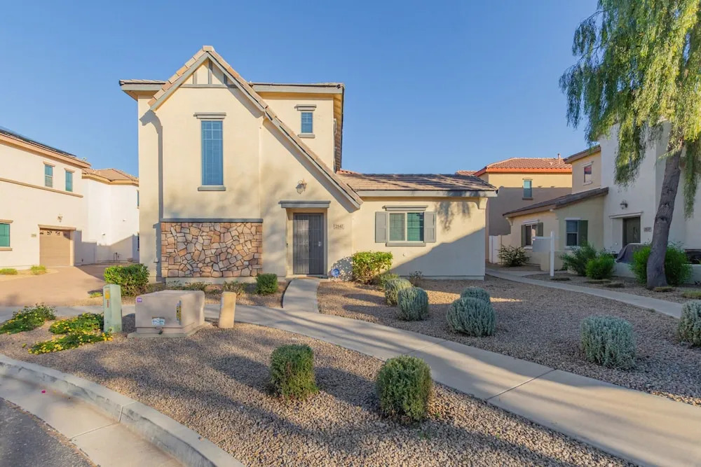 Bright Goodyear Home: Community Pool, Hot Tub