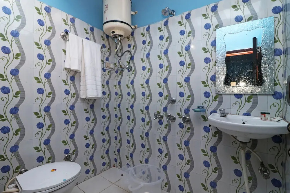 OYO 13922 Hill View 2BHK Kempty Fall