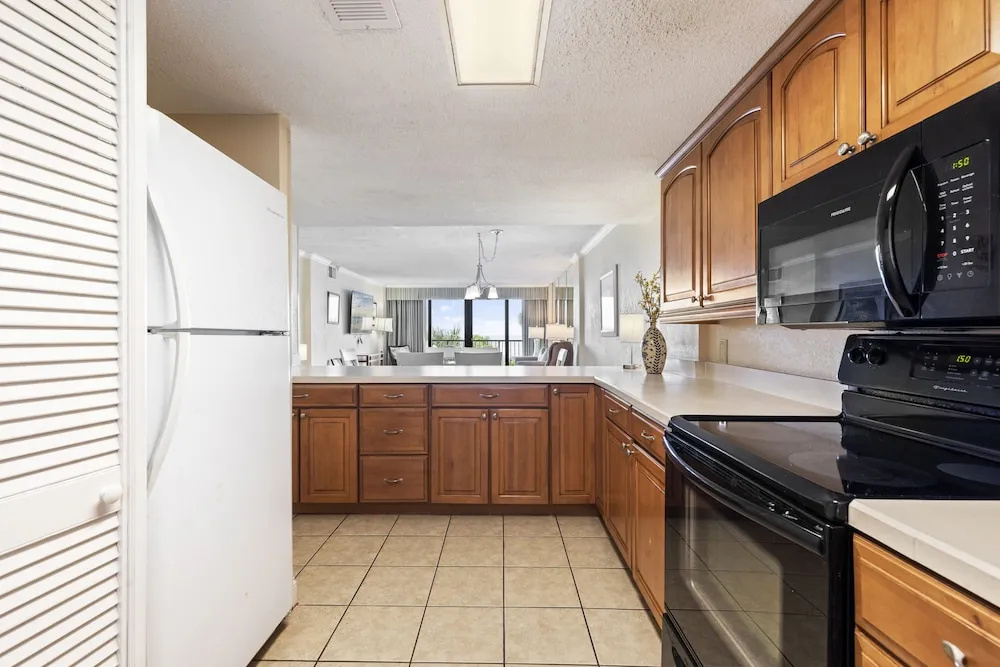 2BR Ocean View Condo w Private Balcony