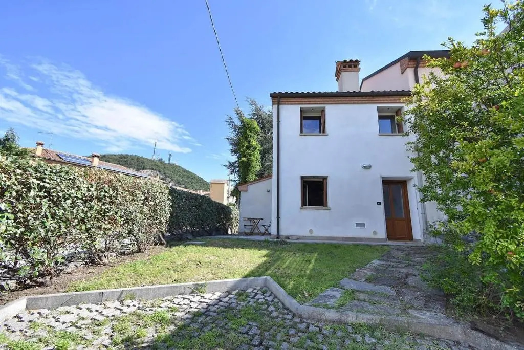 Calaone Wondeful Duplex Apartment con parcheggio x4