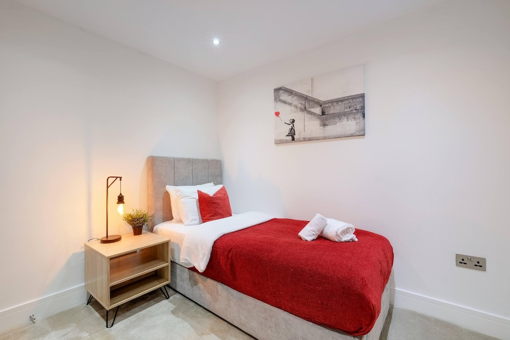 Stunning 5 Bedroom, 3 Bathroom Home in Windsor