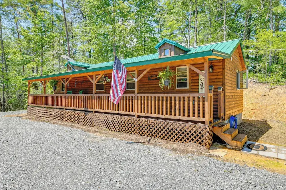 Black Bear Bungalow: Sevierville Hideaway w/ Deck!