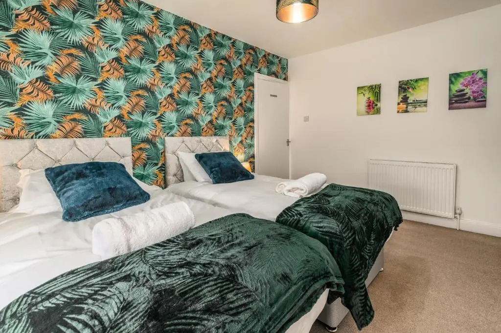 LARGE Town Centre Townhouse for Work and Leisure inc Private Parking by ComfyWorkers