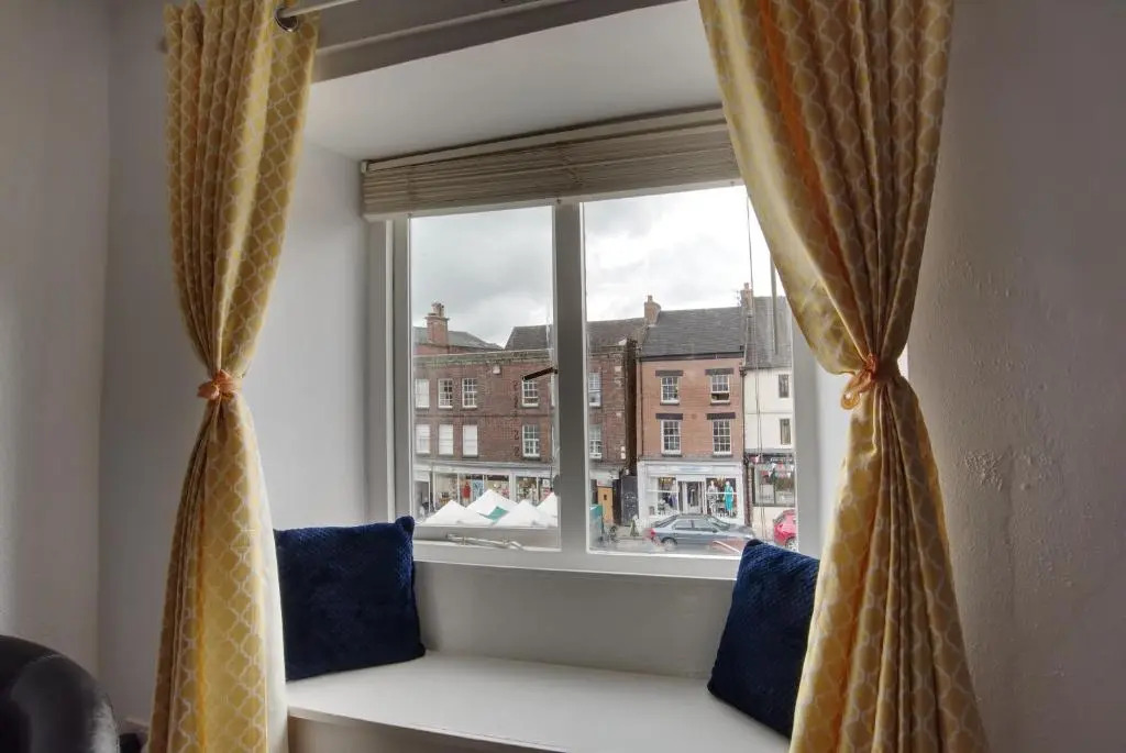 Market View, 1 bedroom unit in the heart of Leek