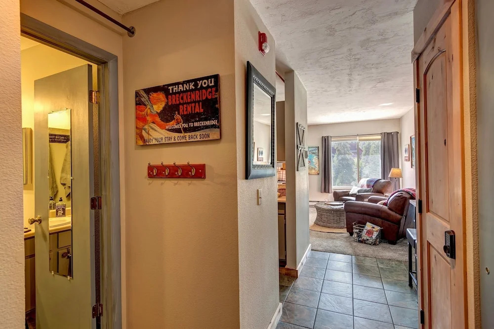 #1714 Downtown Breck Studio - Ski-in, Next to Riverwalk Center, Steps to Main- Location! Location! Location!
