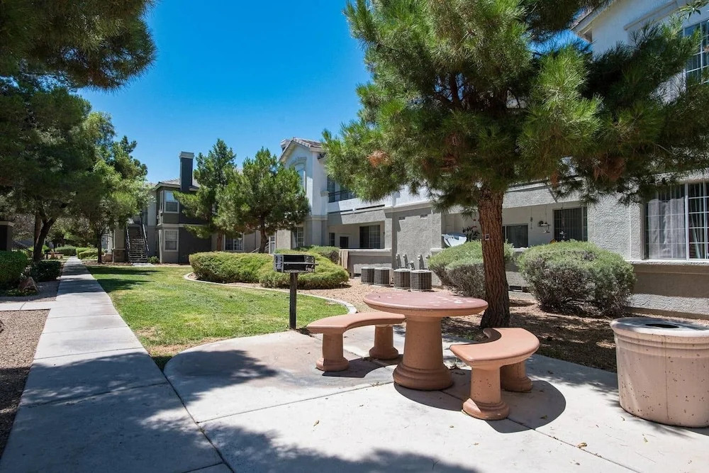 Safe, Quiet & Gorgeous Home 15 Minutes to Strip!